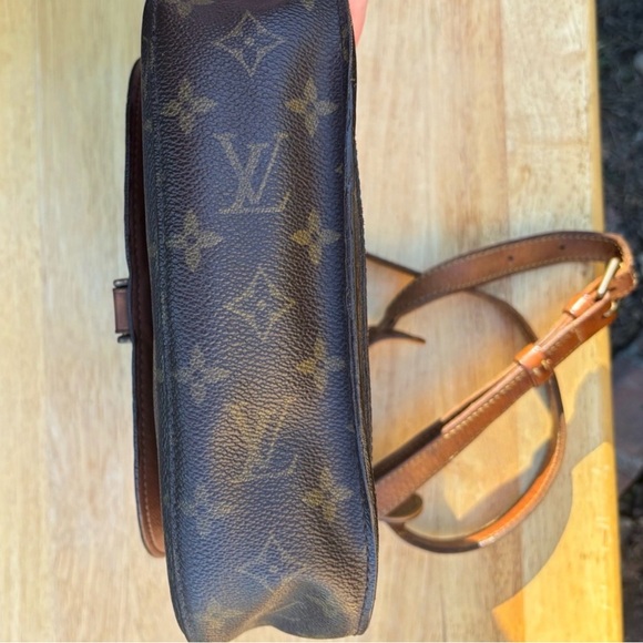 Louis Vuitton Crossbody - Picture 15 of 15